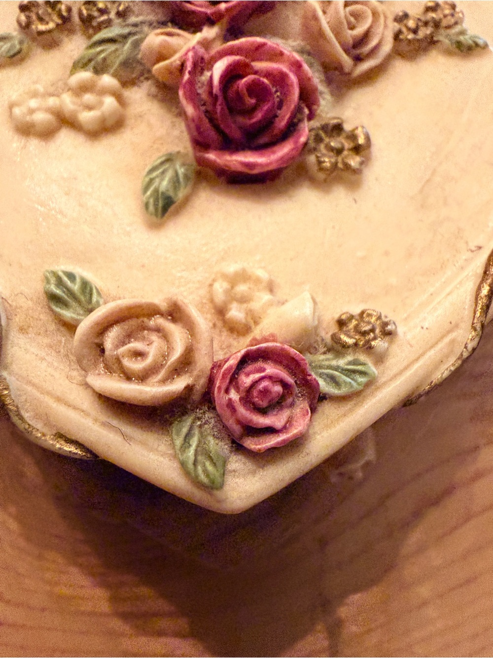 Vintage Dezine Heart-Shaped Floral Trinket Box Cream Pink Roses Hand Painted - Picture 3 of 16